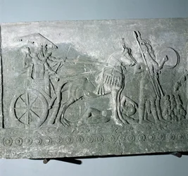 Sargon II (721-705 a.C.) su un carro da battaglia, dal Palazzo di Sargon II a Khorsabad, Iraq